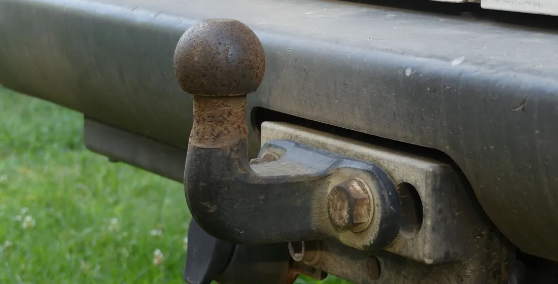 Voiture avec remorque porte-voitures sur aire d'examen, attelage prêt à partir